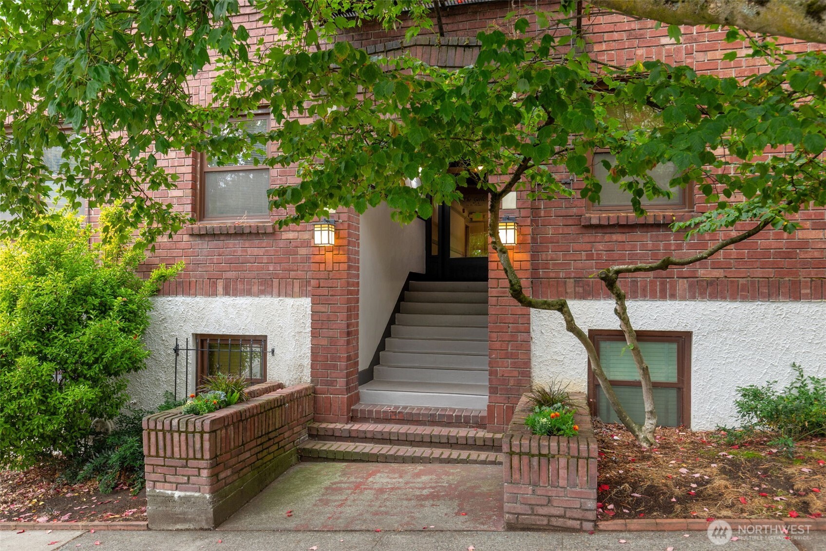 516 E Thomas Street 202 Property Photo 1