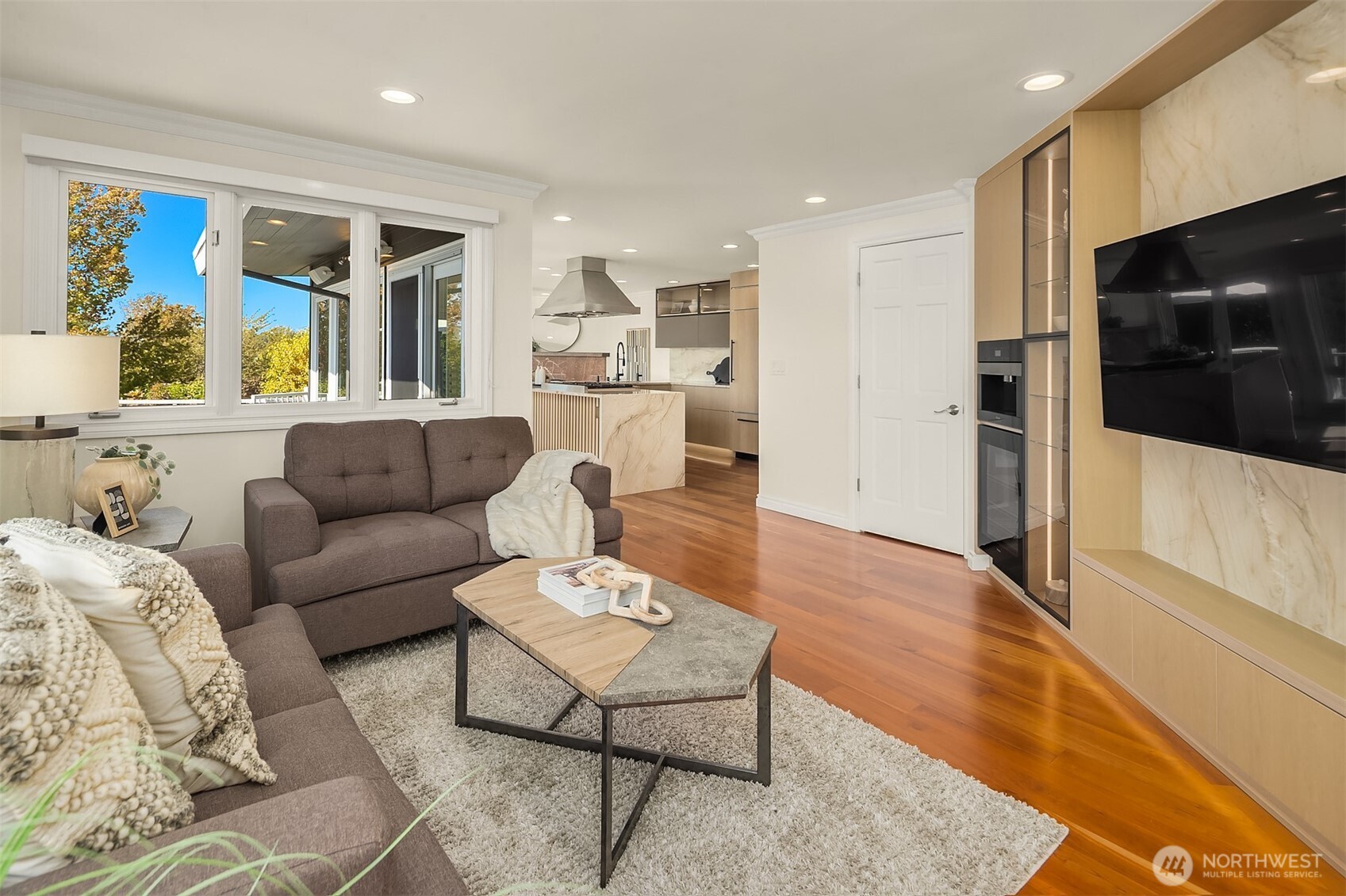 500 Waverly Way Property Photo 6