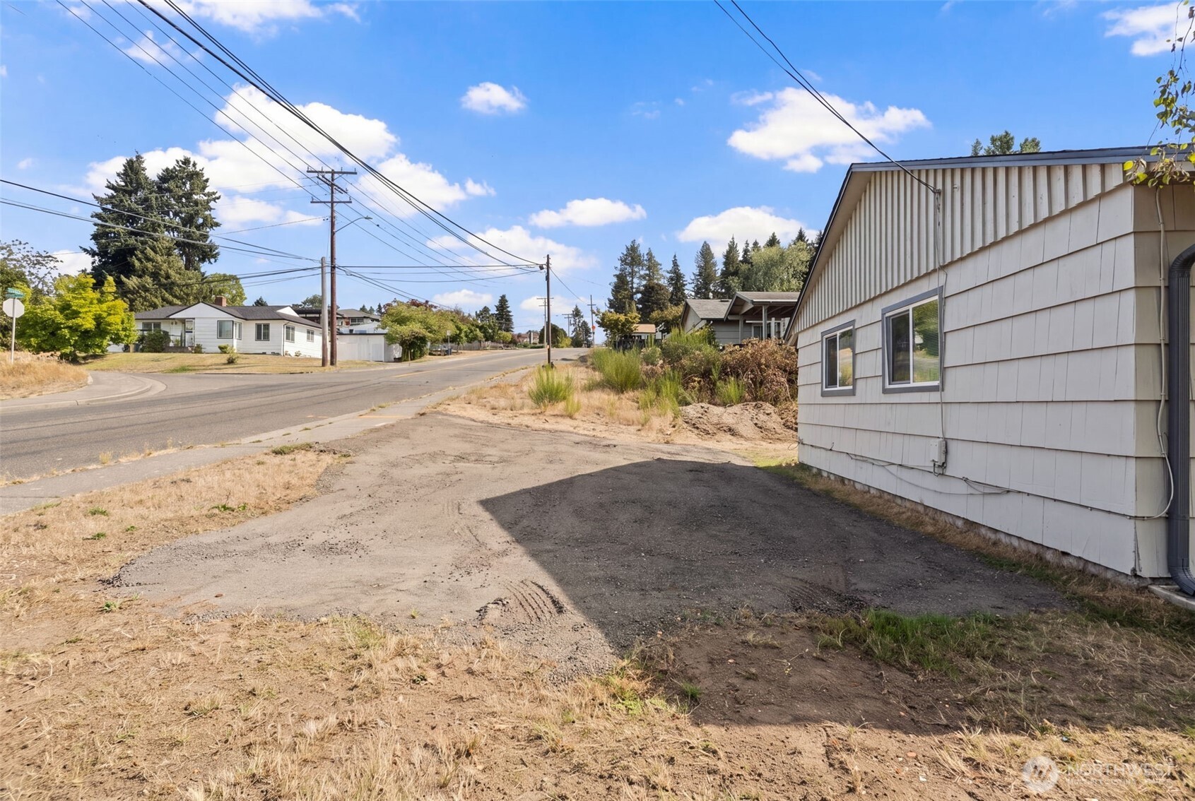 3332 & 3334 Halverson Avenue Property Photo 2
