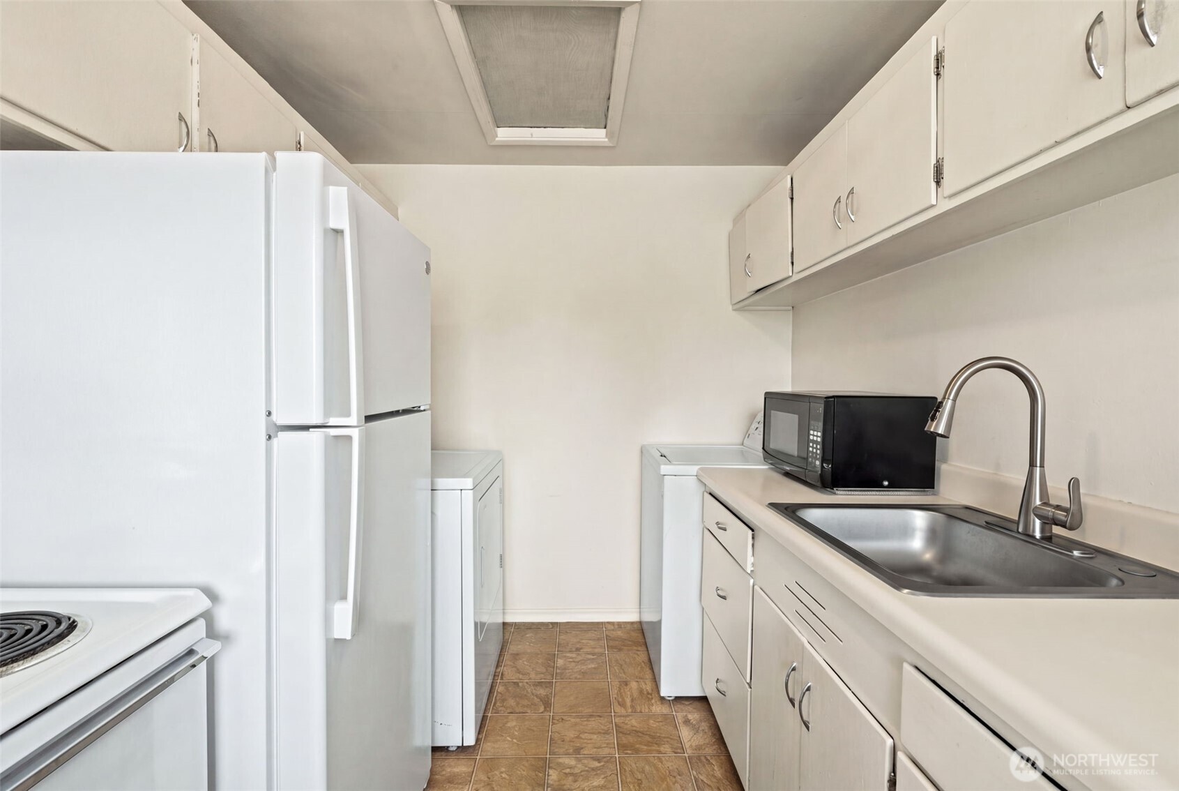 3332 & 3334 Halverson Avenue Property Photo 8