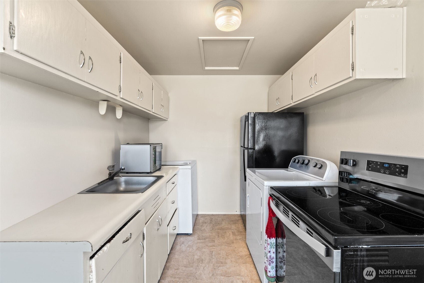 3332 & 3334 Halverson Avenue Property Photo 17