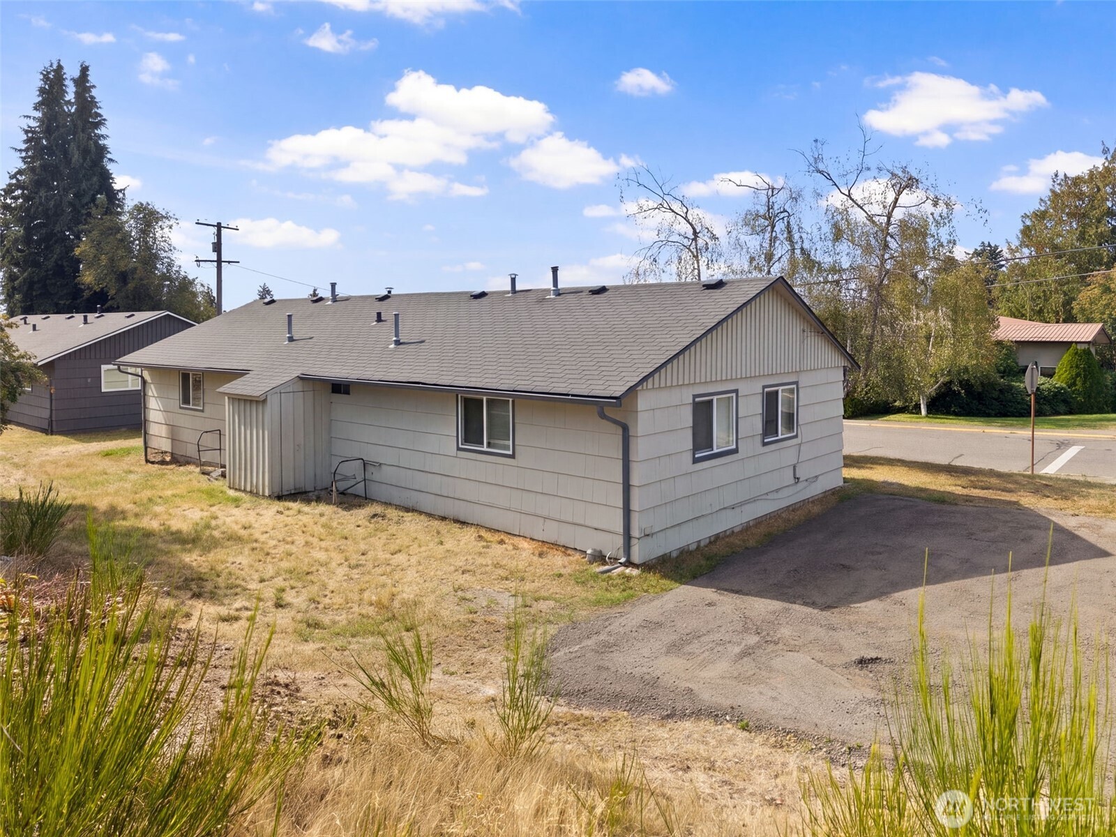 3332 & 3334 Halverson Avenue Property Photo 22