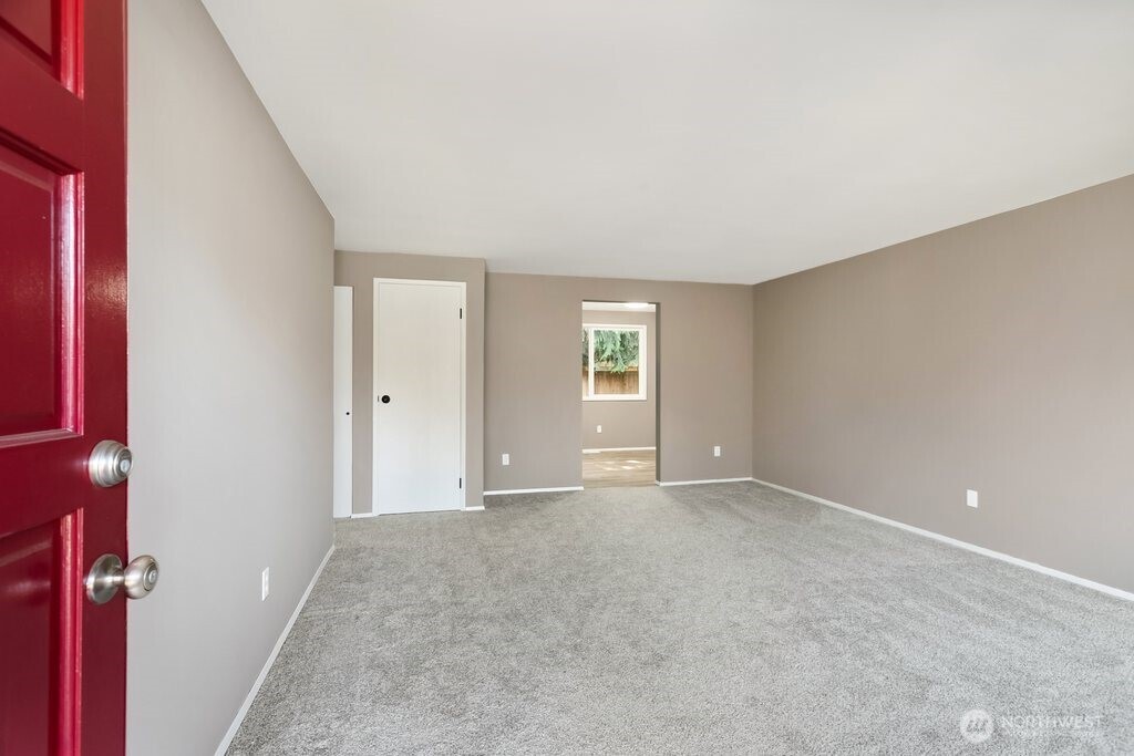 7914 206th Place Property Photo 4