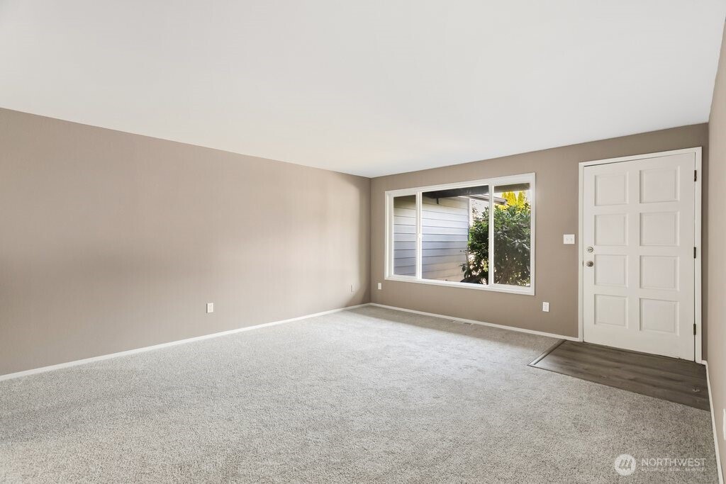 7914 206th Place Property Photo 6