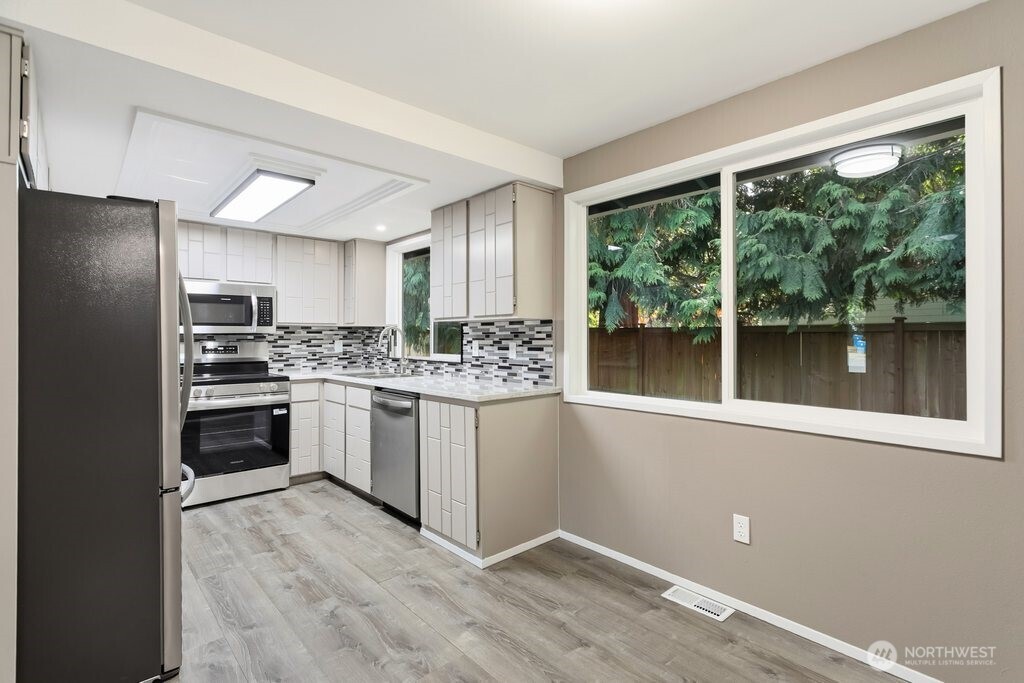 7914 206th Place Property Photo 7