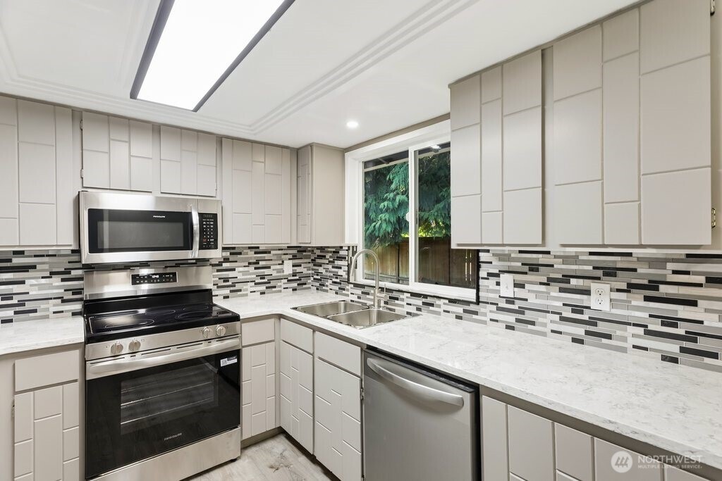 7914 206th Place Property Photo 8