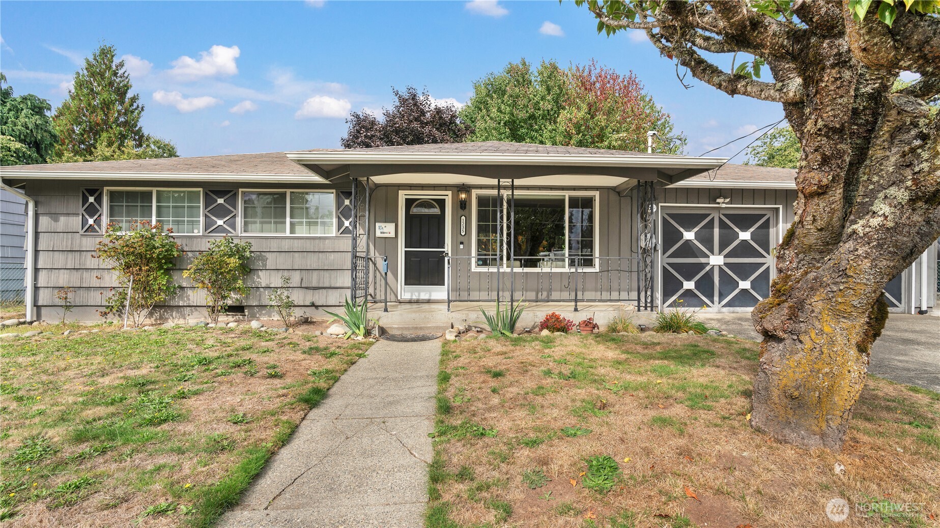1235 25 Street Property Photo 4