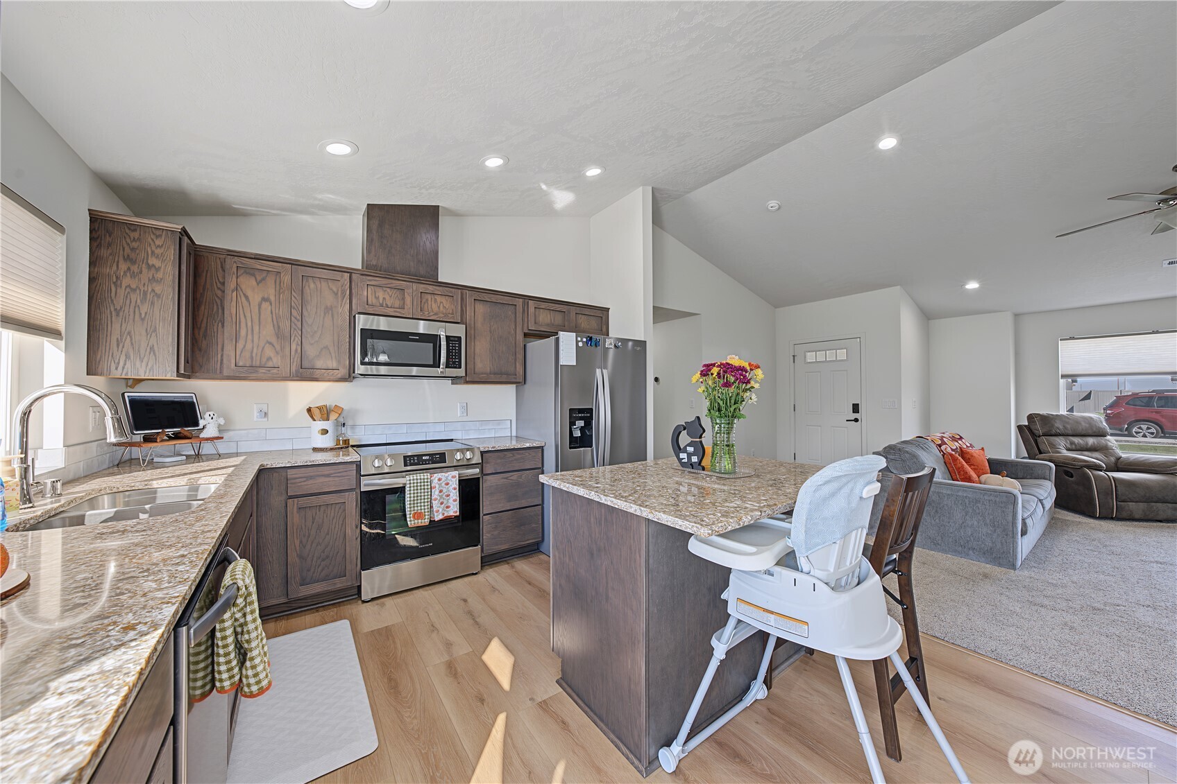 812 E Casacde Street Property Photo 4