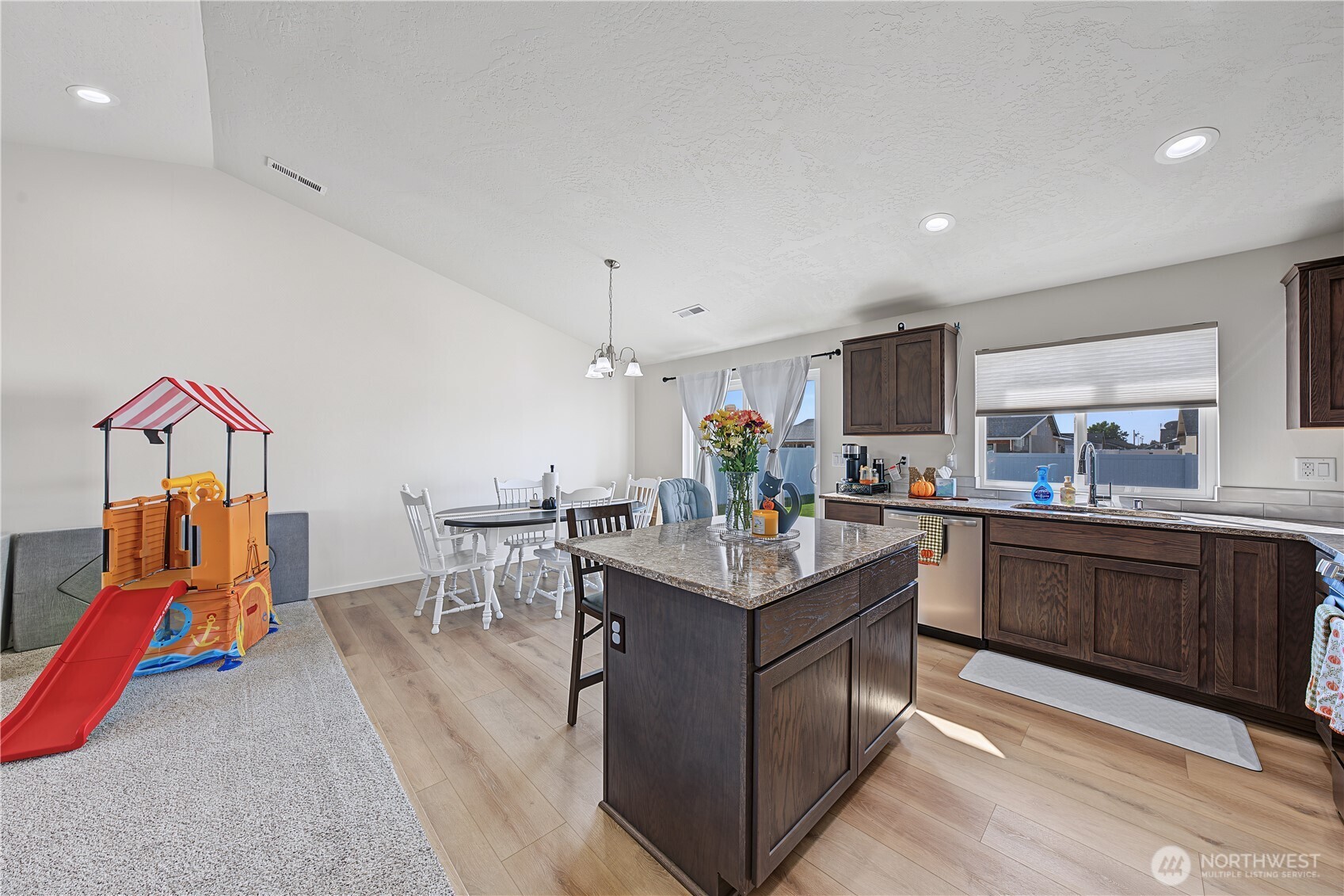 812 E Casacde Street Property Photo 6