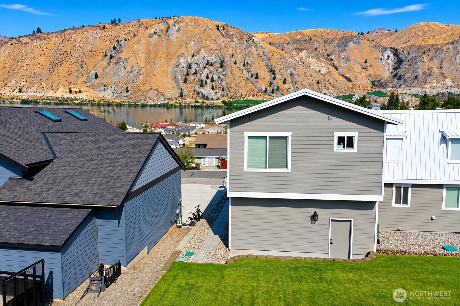 125 E Entiat Drive Property Photo 3