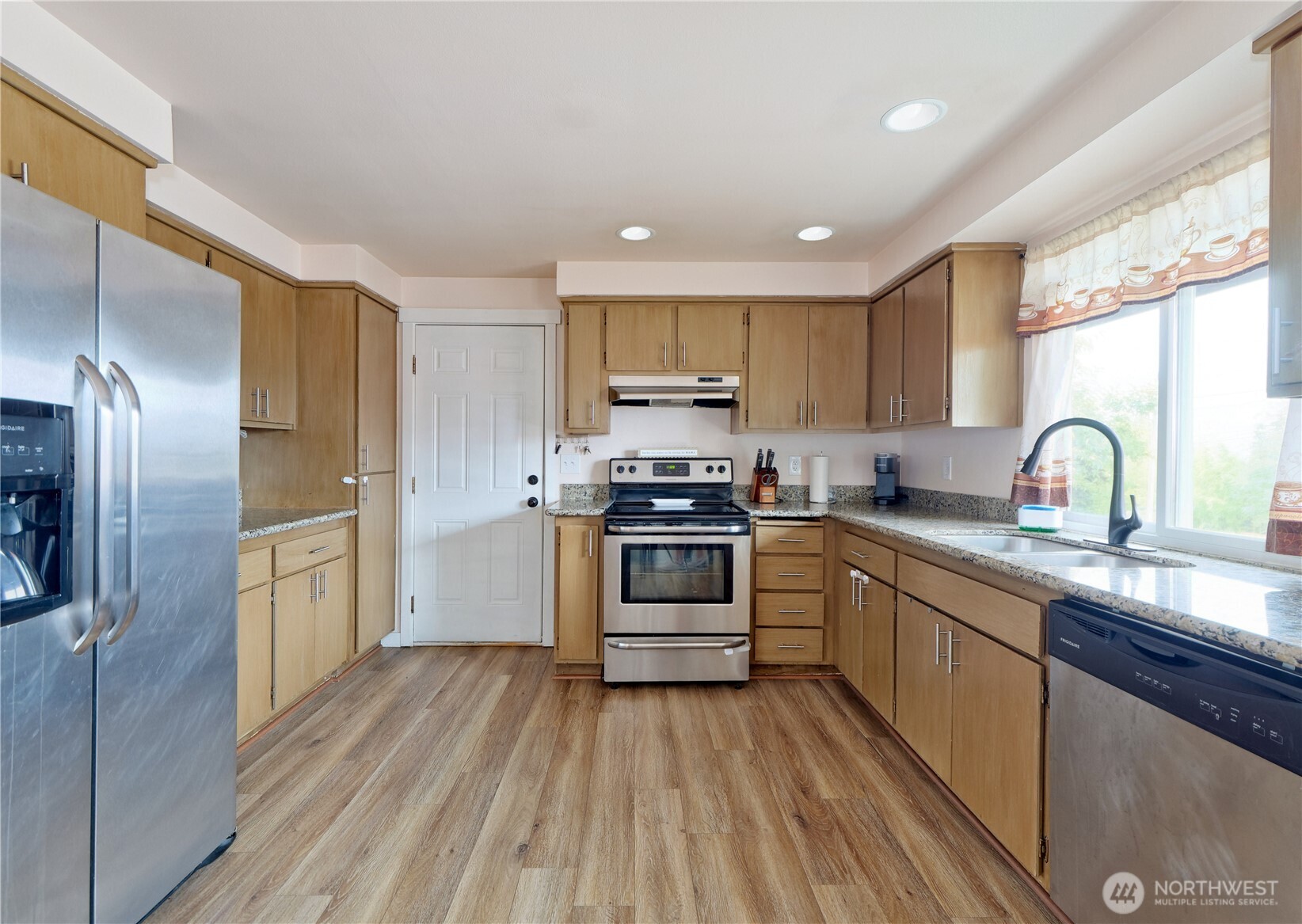 5902 Broadway Property Photo 6