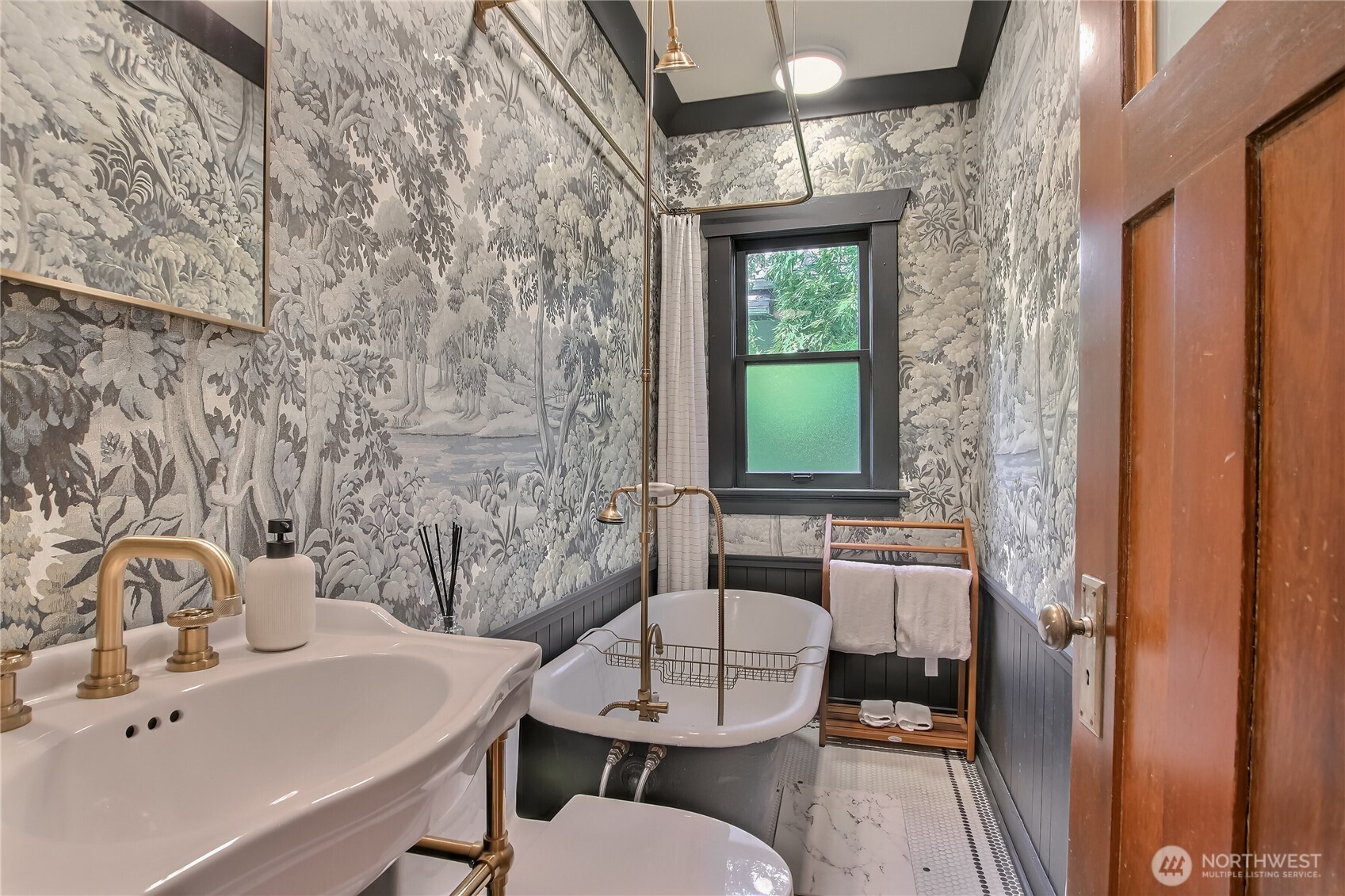 4006 Corliss Avenue Property Photo 8