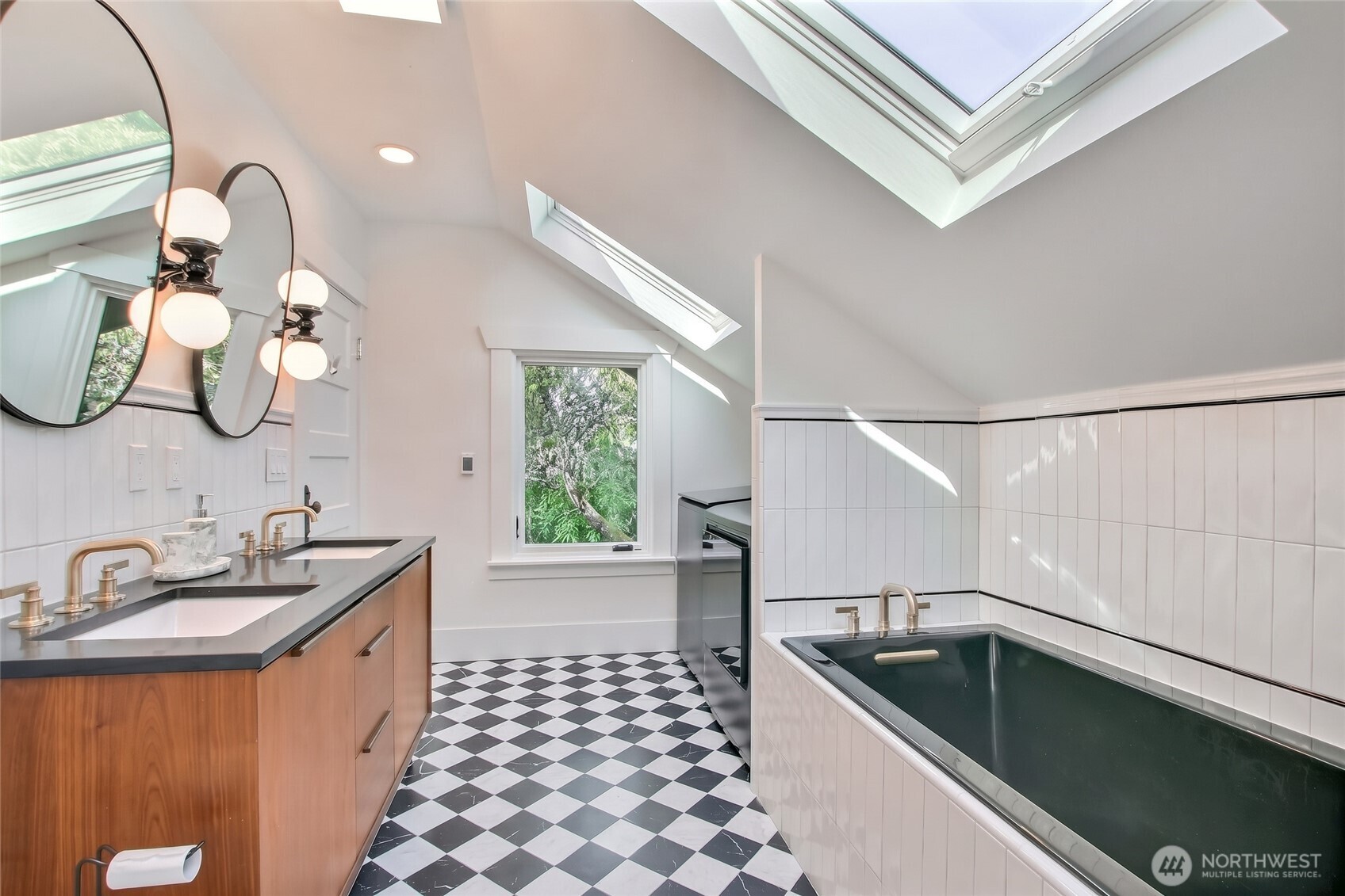 4006 Corliss Avenue Property Photo 13