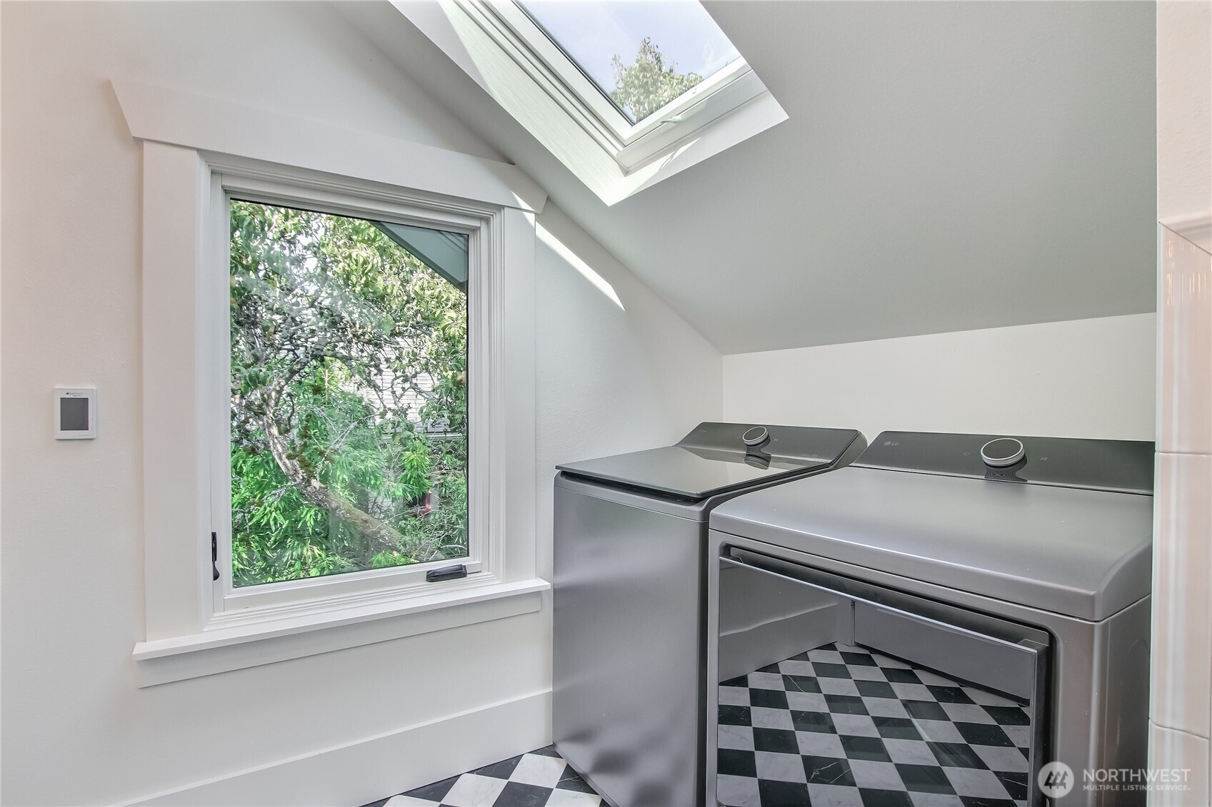 4006 Corliss Avenue Property Photo 14