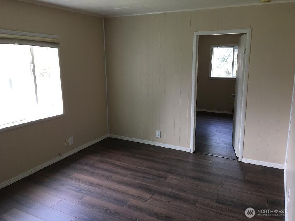 129 W Whitman Property Photo 6