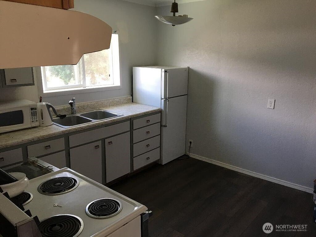 129 W Whitman Property Photo 7