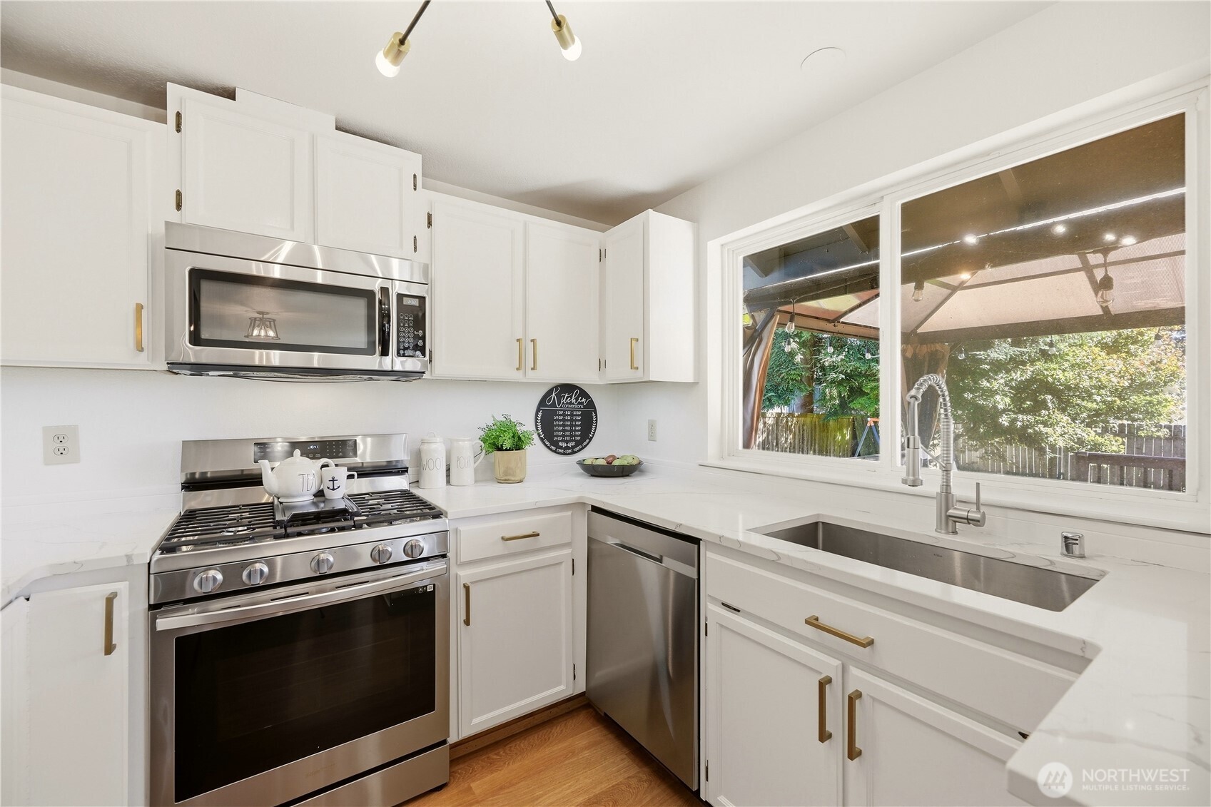 108 Mountain View Street Property Photo 8