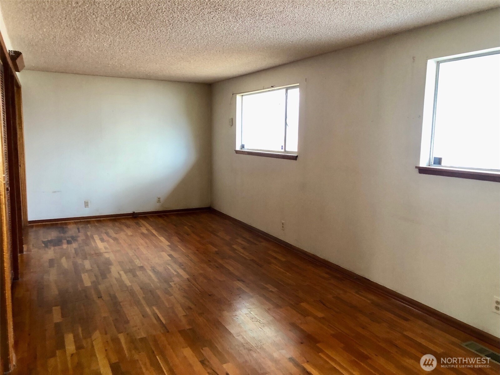 16333 Densmore Avenue Property Photo 12