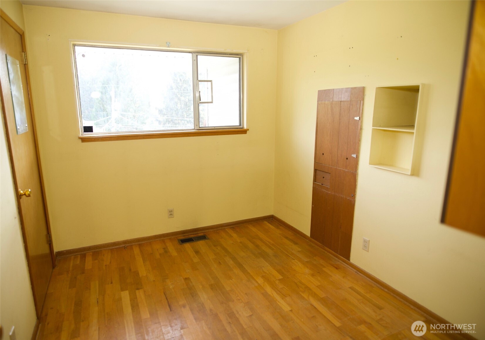 16333 Densmore Avenue Property Photo 14