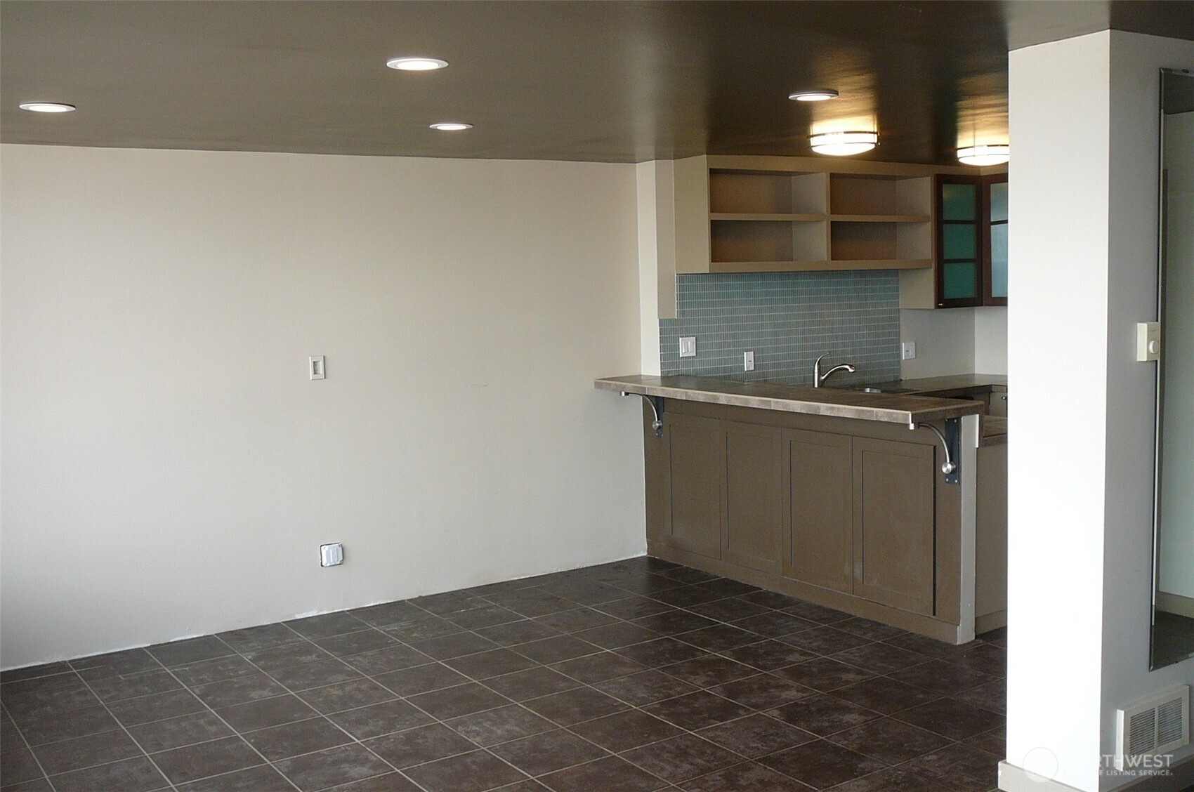 2040 43rd Avenue 415 Property Photo 5