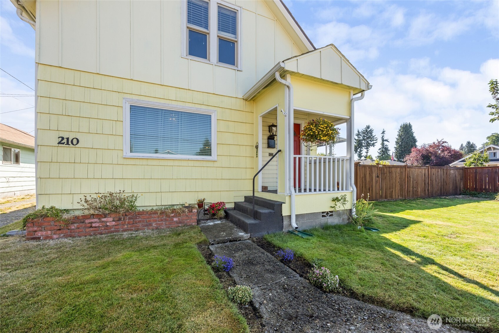 210 S Yew Street Property Photo 1