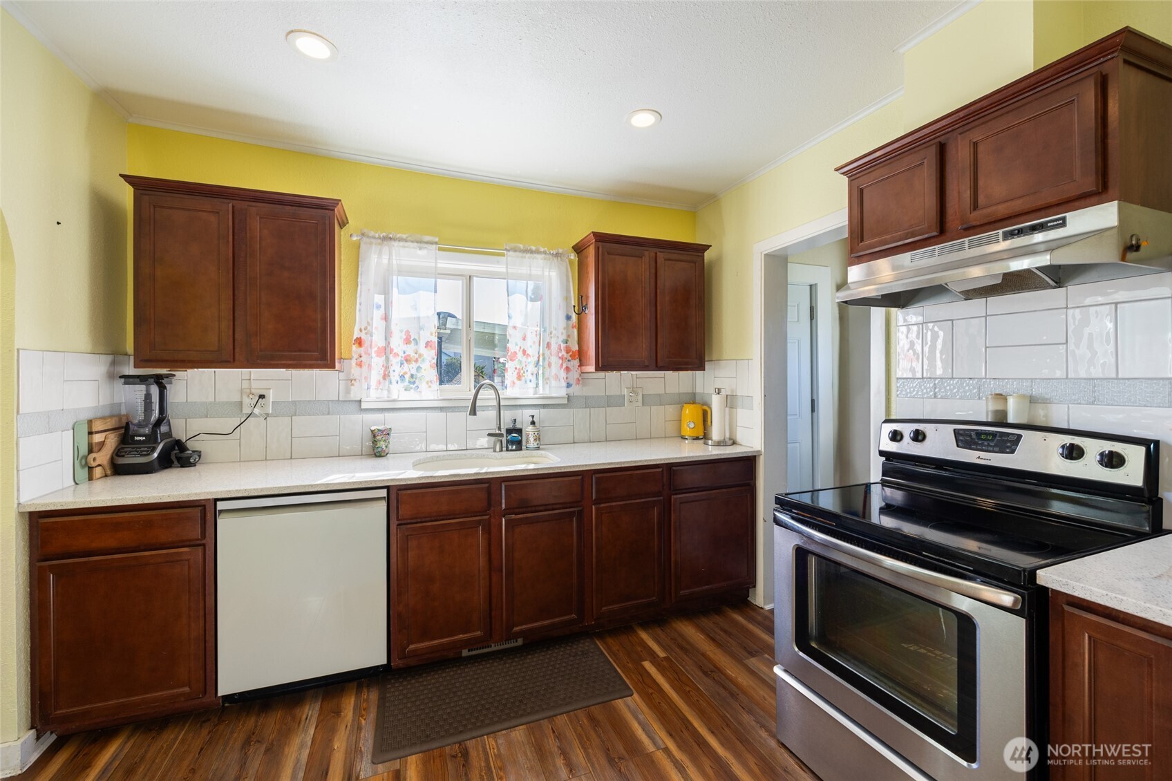 210 S Yew Street Property Photo 8