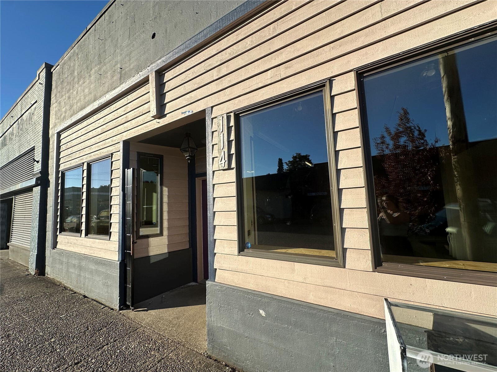 114 W Cota Street Property Photo 8