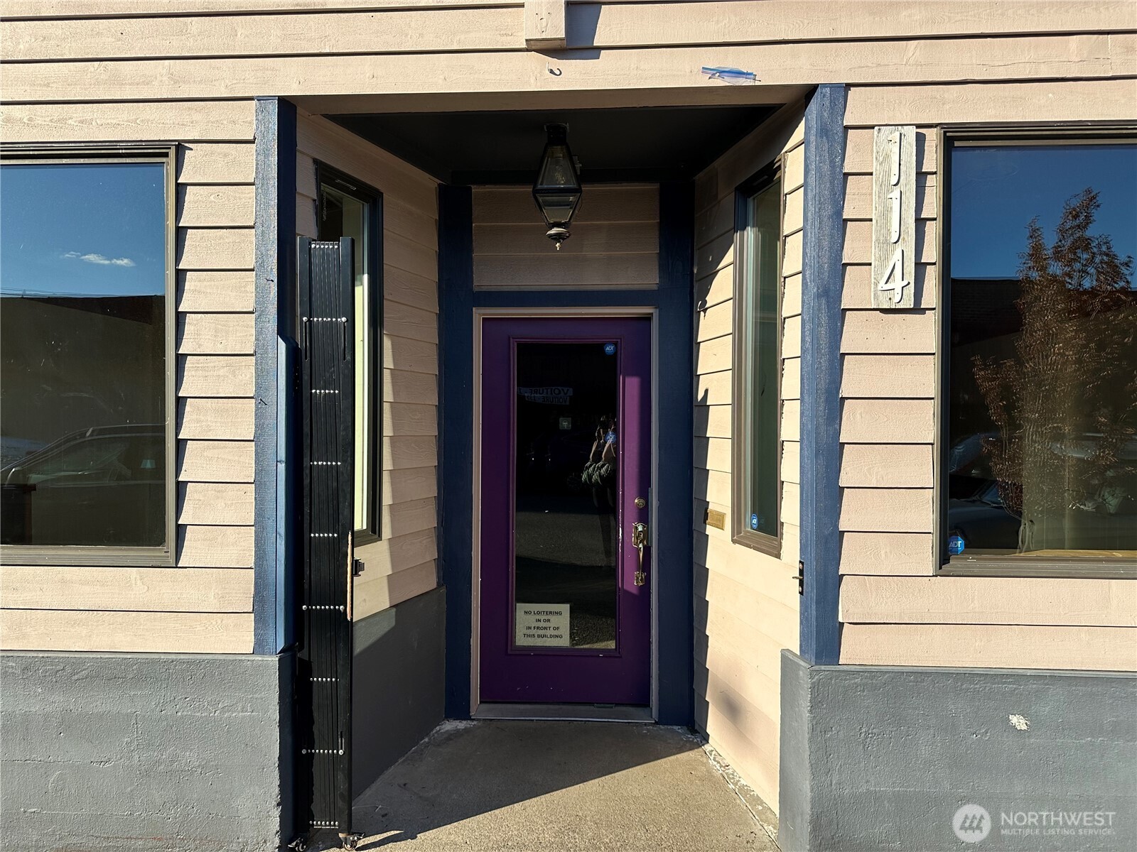 114 W Cota Street Property Photo 9