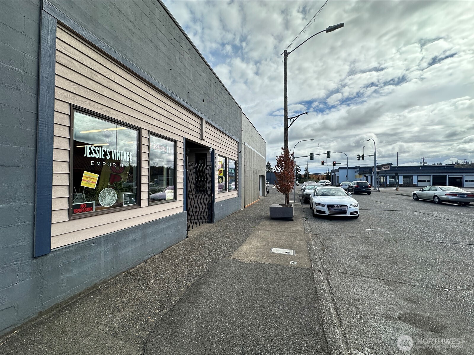 114 W Cota Street Property Photo 10