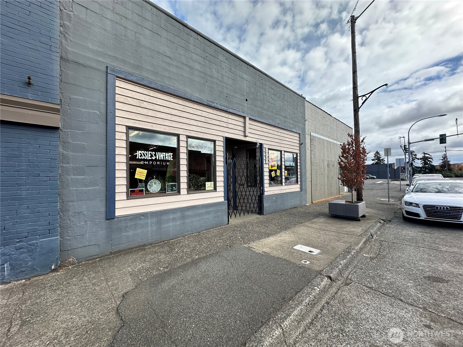 114 W Cota Street Property Photo 11