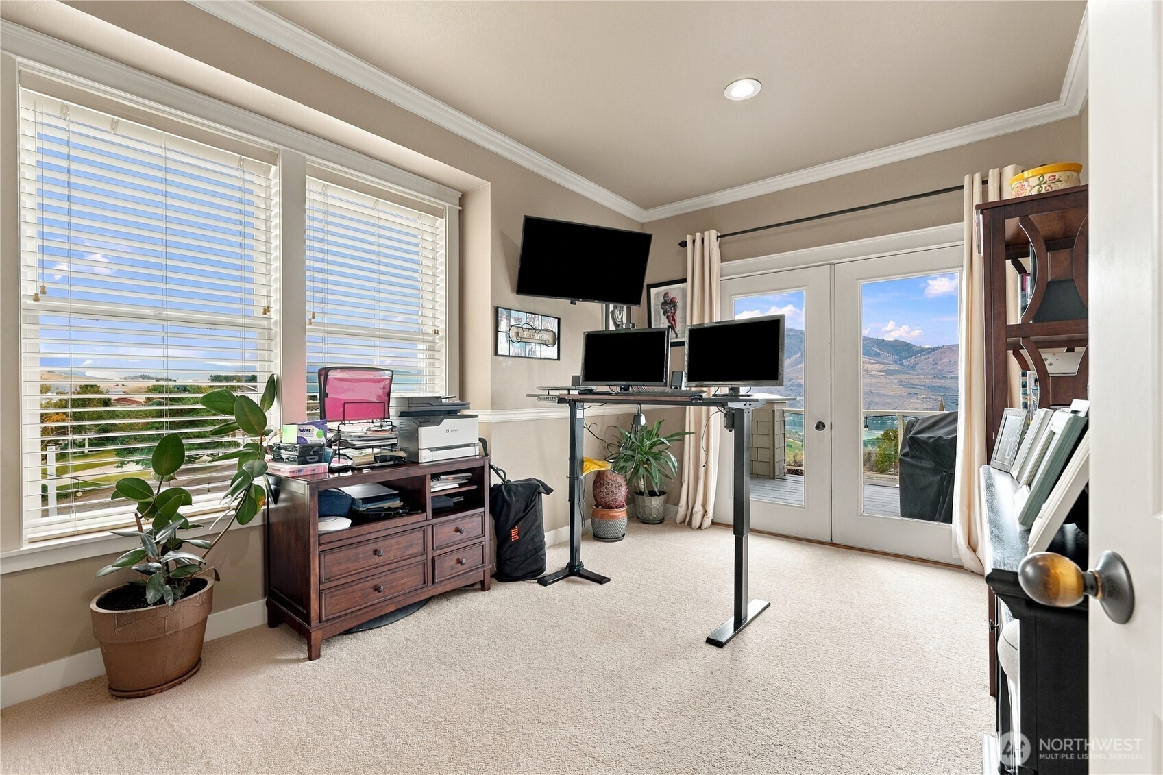 200 Crescent Street Property Photo 9