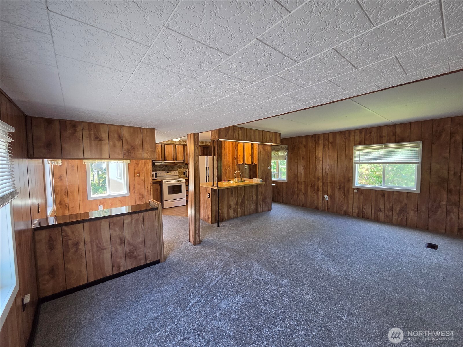 801 Division Avenue Property Photo 4