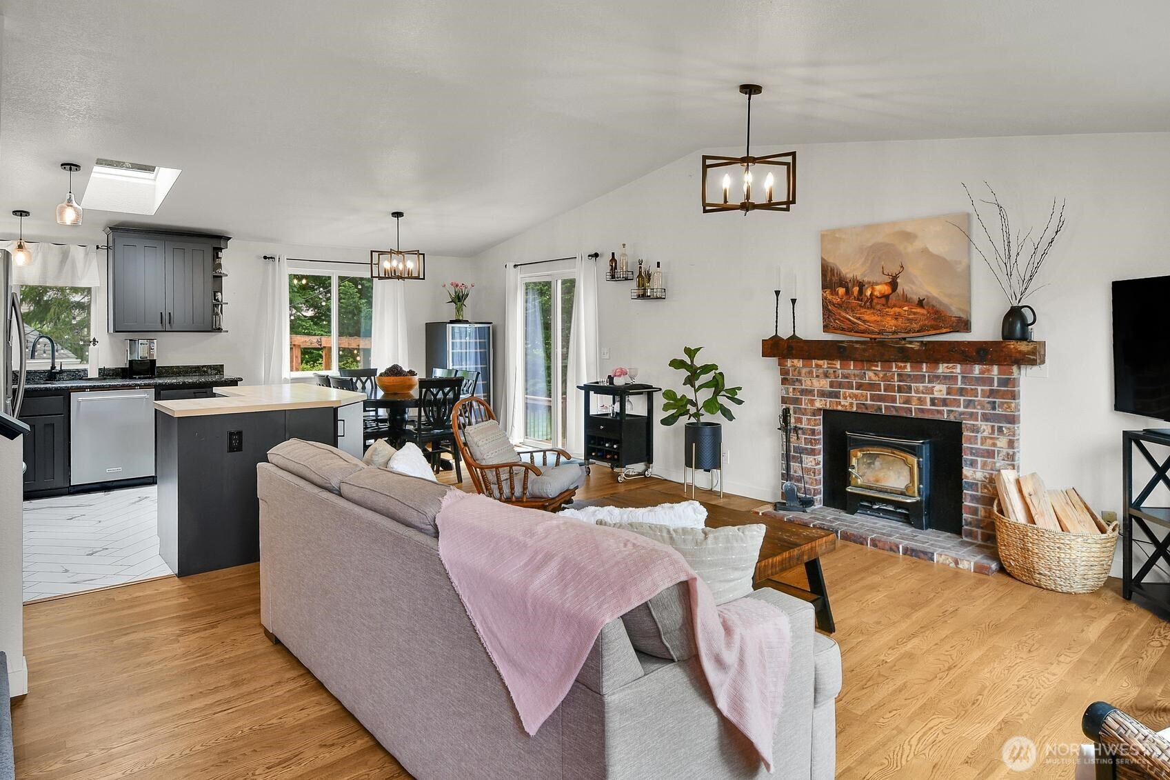 16226 2nd Place Property Photo 4