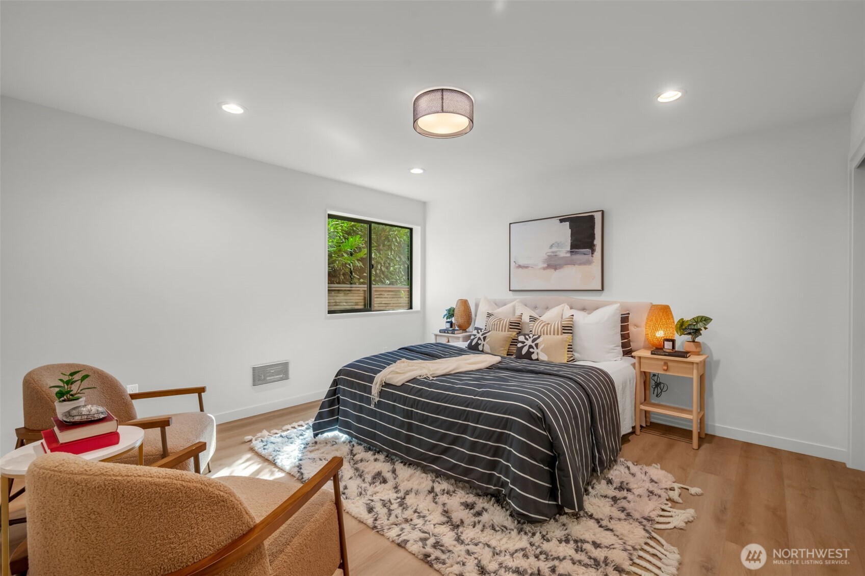 5201 S Holly Street Property Photo 8