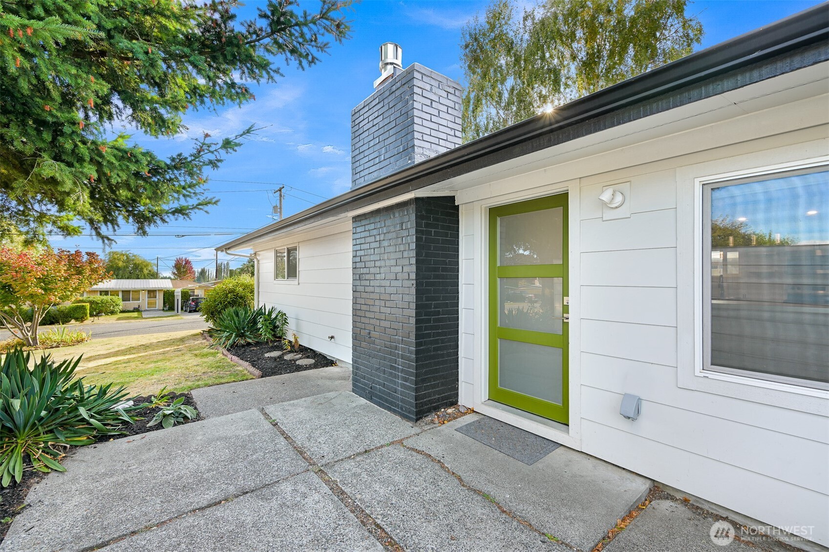 2274 Hawthorne Street Property Photo 3
