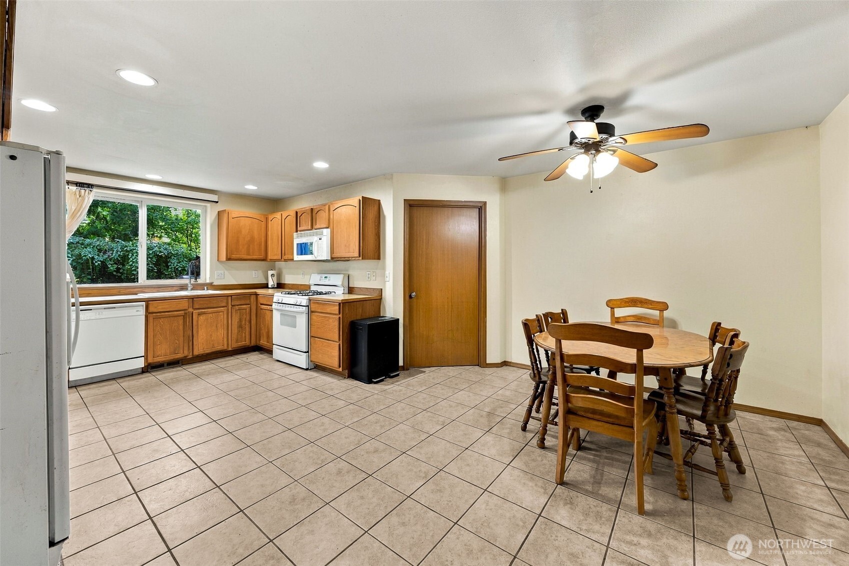 18230 Suncrest Court Property Photo 4