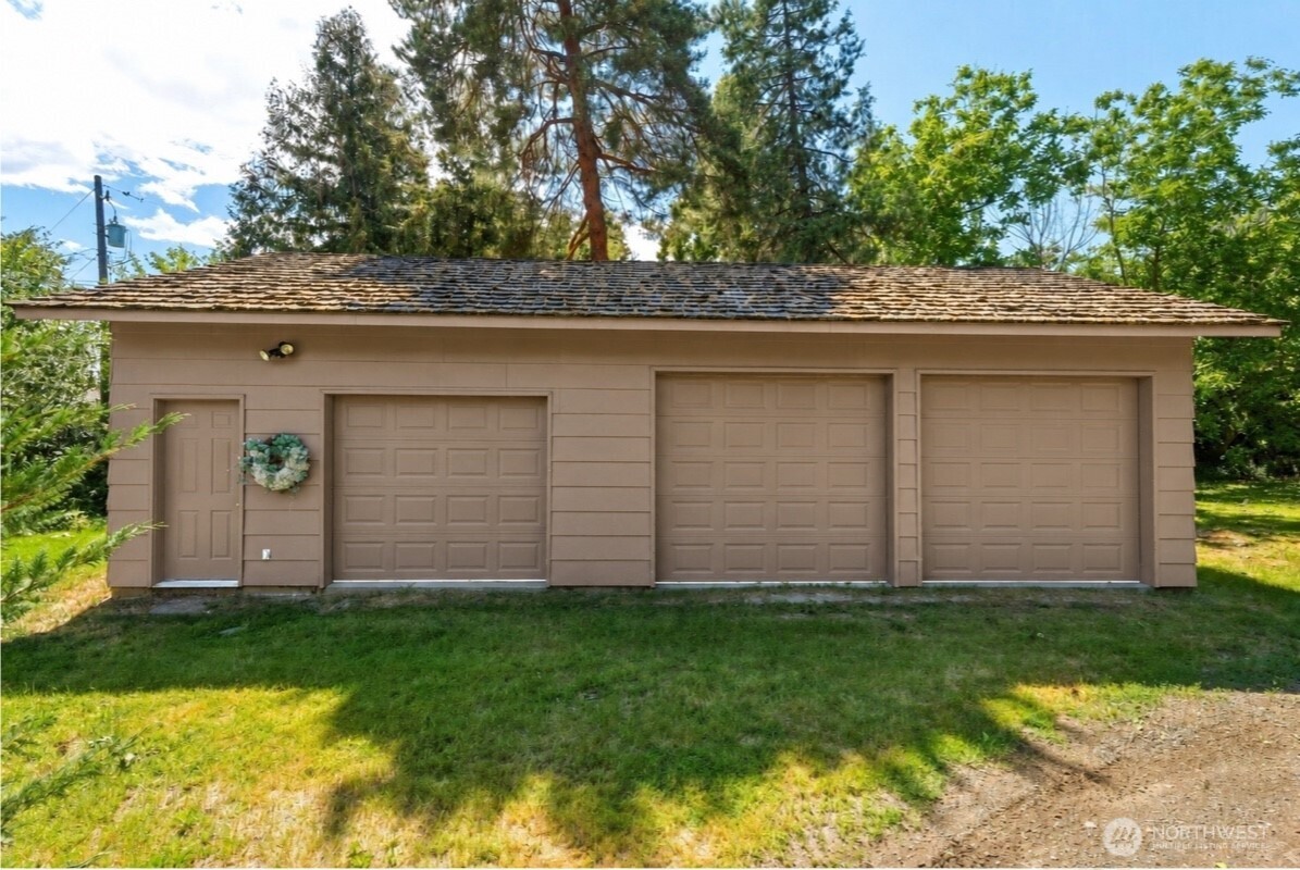 115 - 121 Chateau Lane Property Photo 2