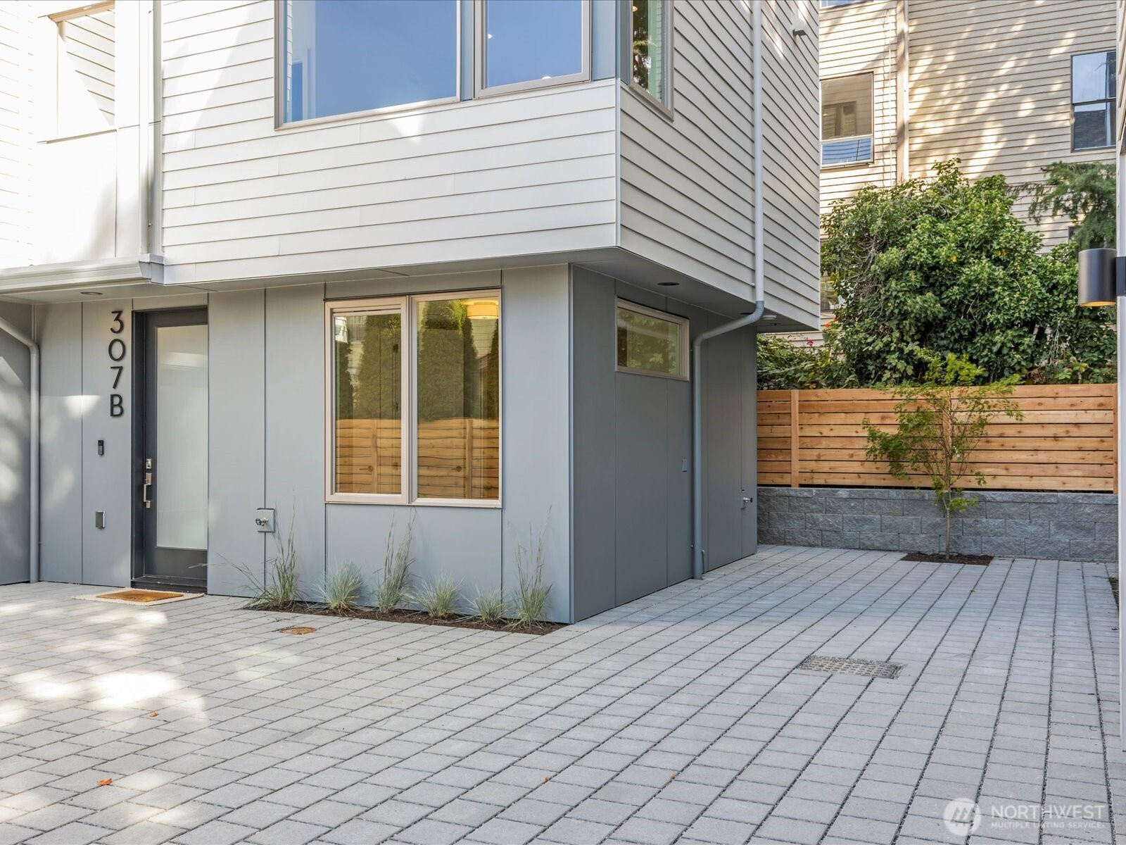 307 Nw 52nd Street B Property Photo 4