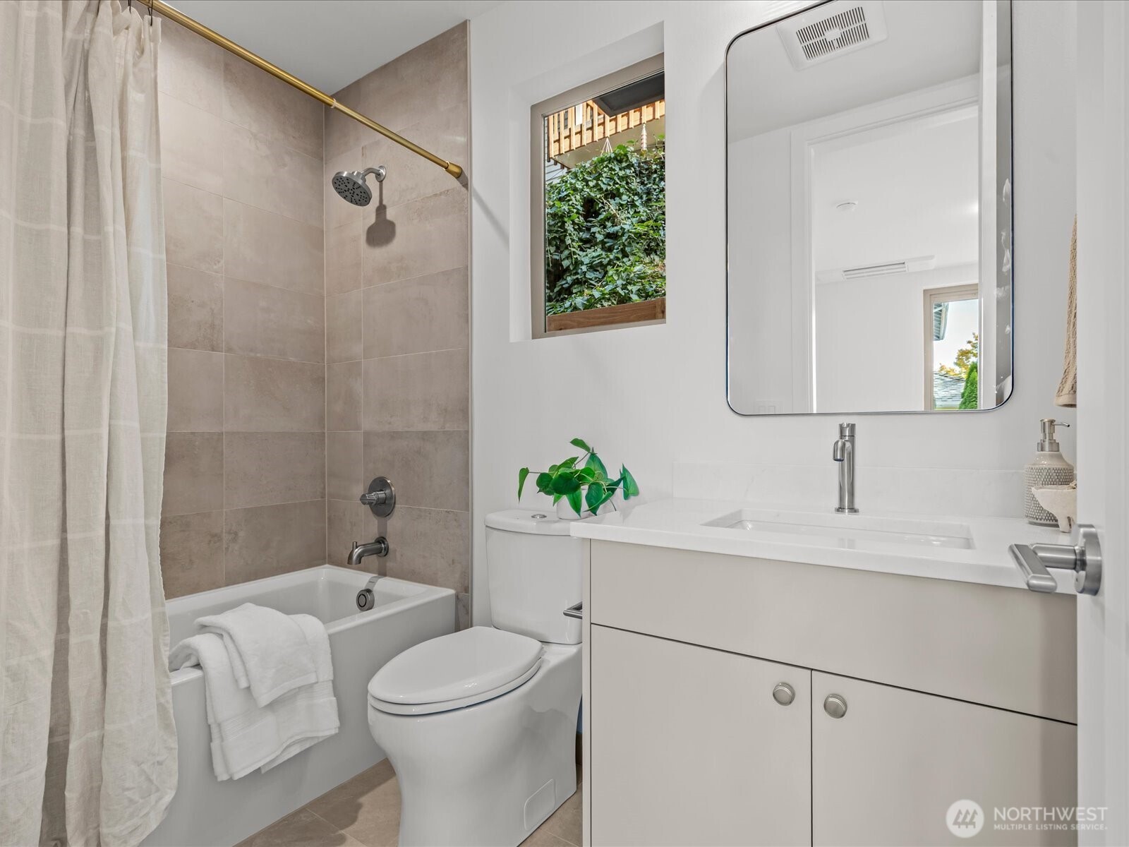 307 Nw 52nd Street B Property Photo 8