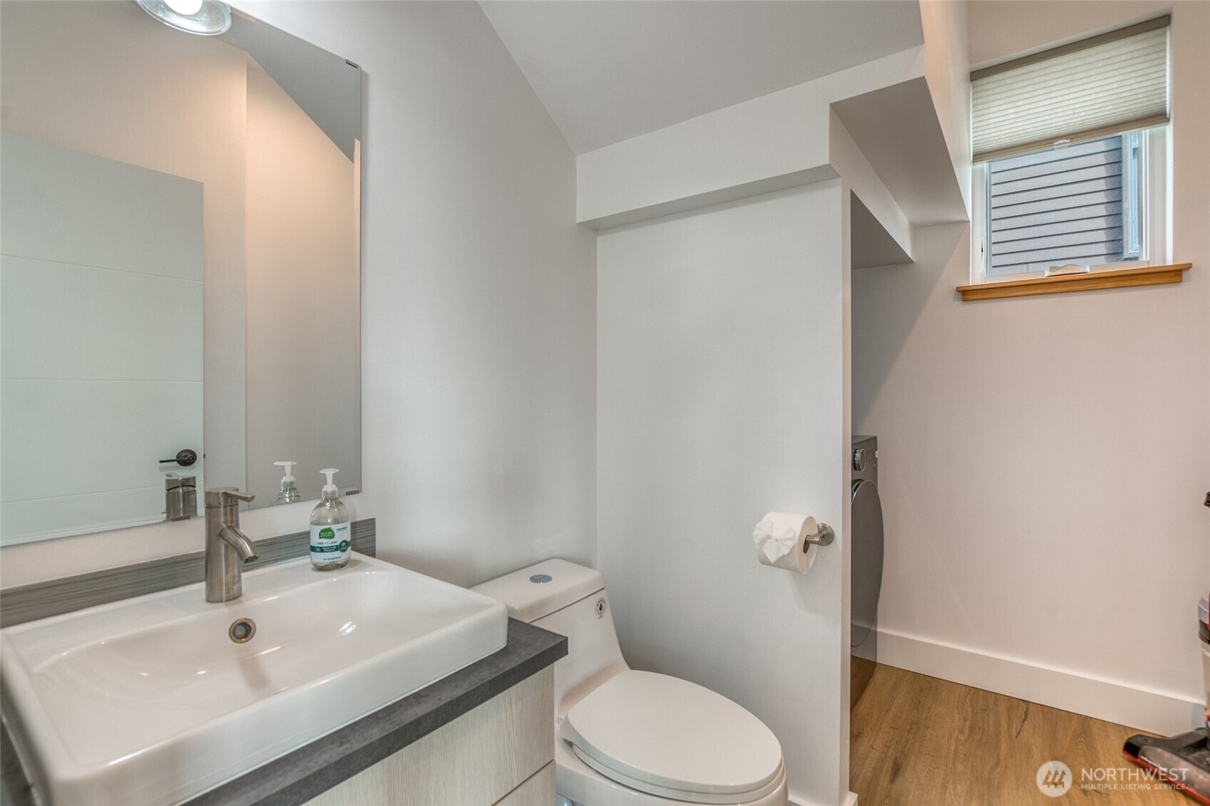 429 Pine Street B Property Photo 13