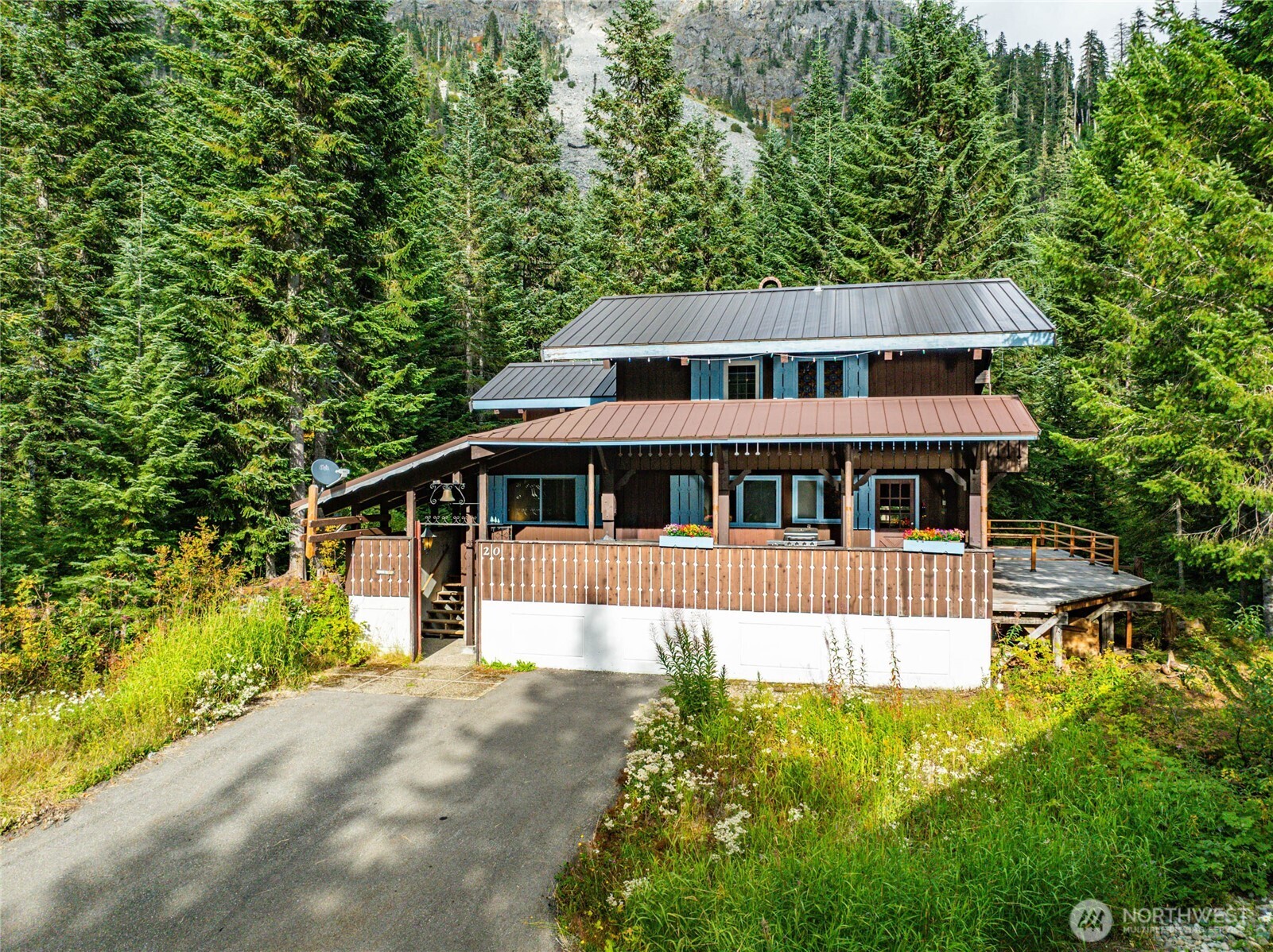 20 Alpental Strasse Property Photo 1