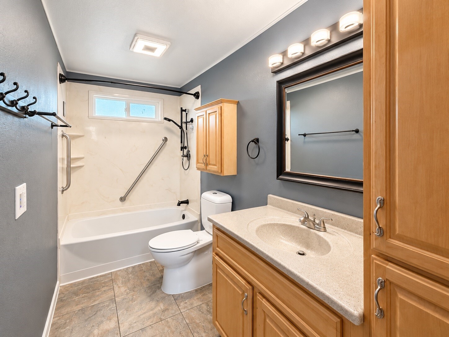 208 E Hillside Drive Property Photo 8
