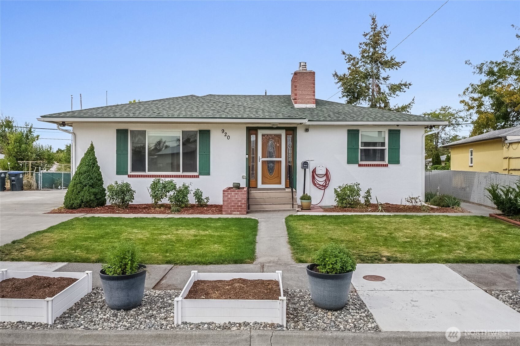 920 S Dahlia Drive Property Photo 3