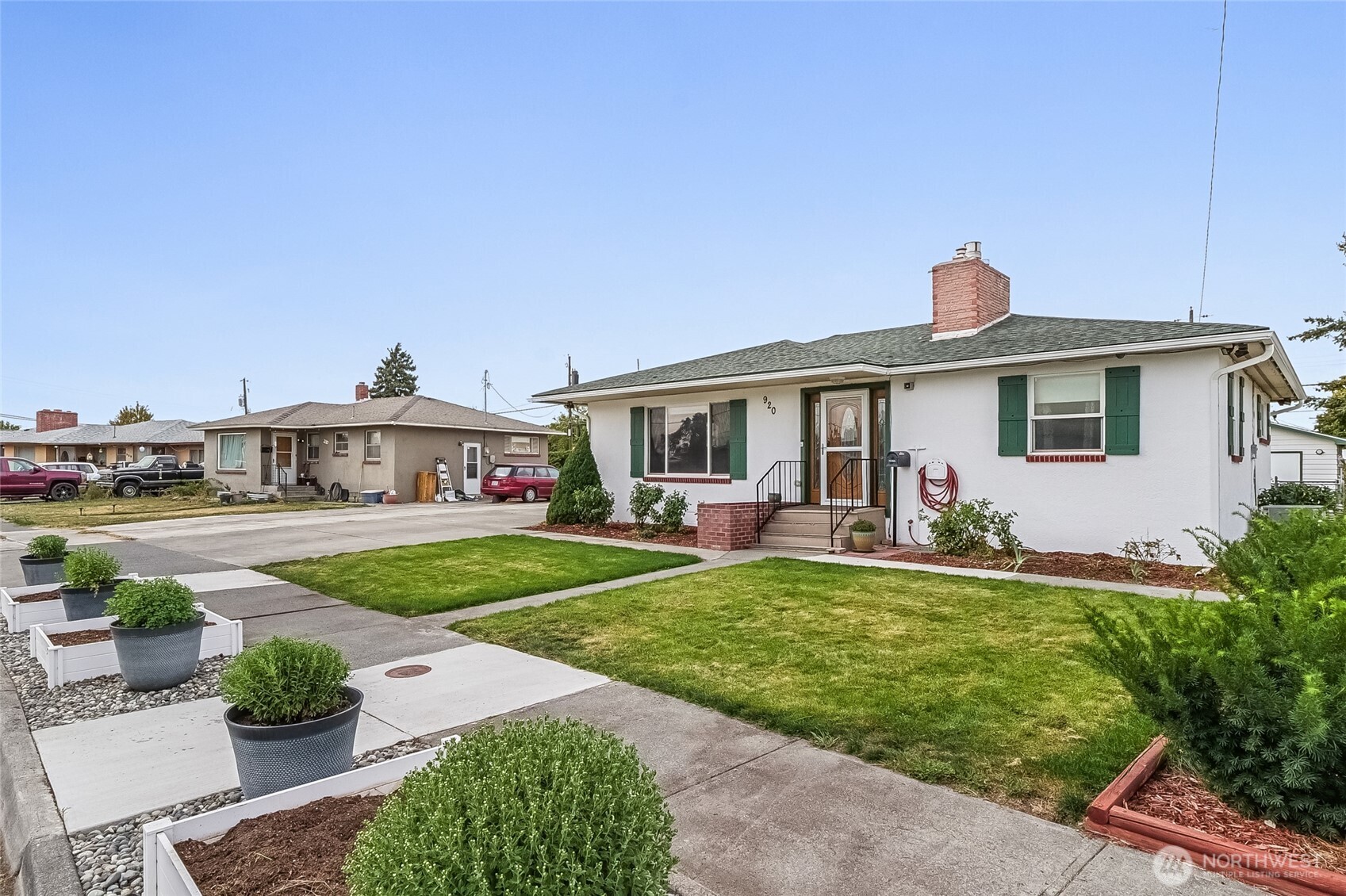 920 S Dahlia Drive Property Photo 4