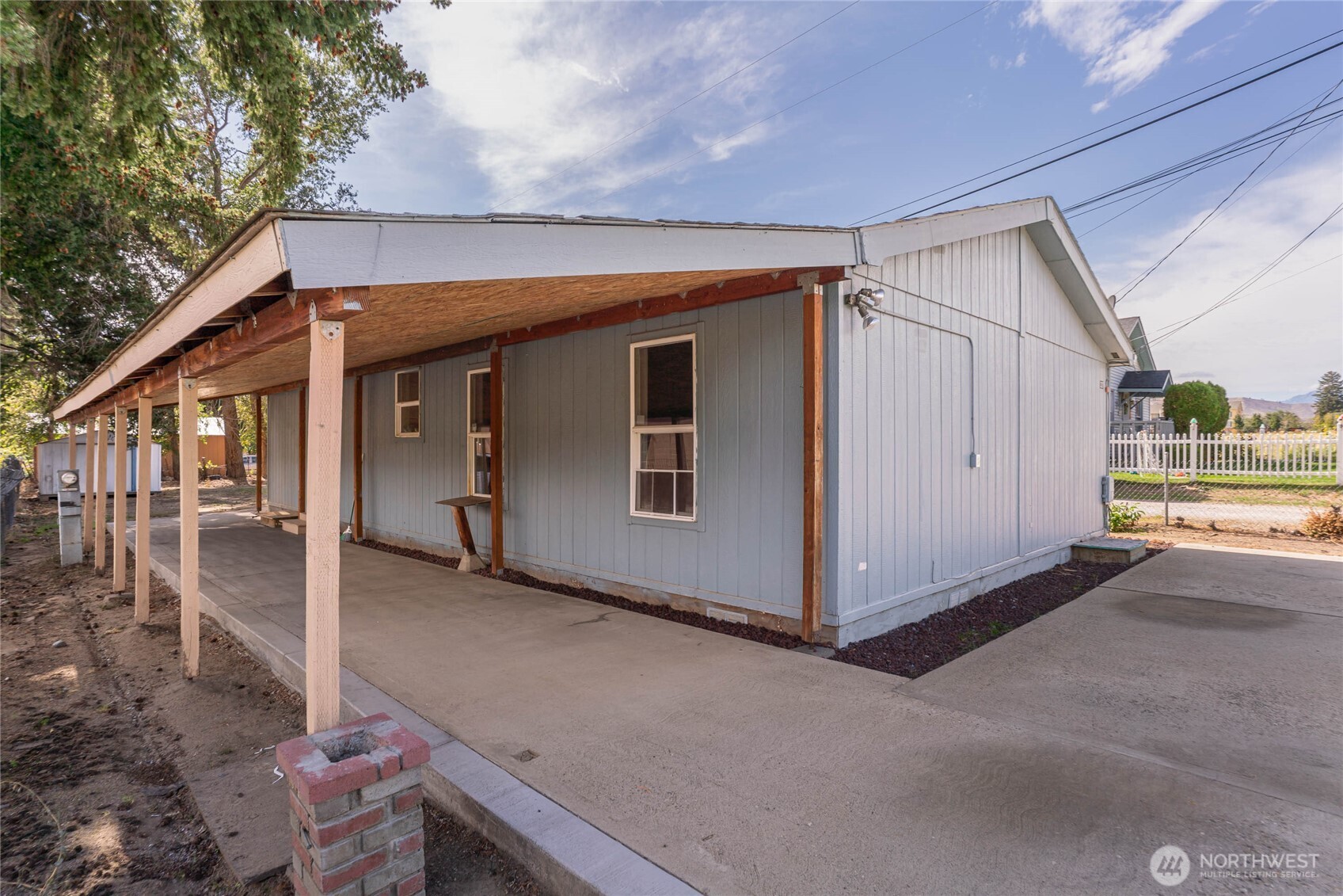 327 Easy Street Property Photo 1