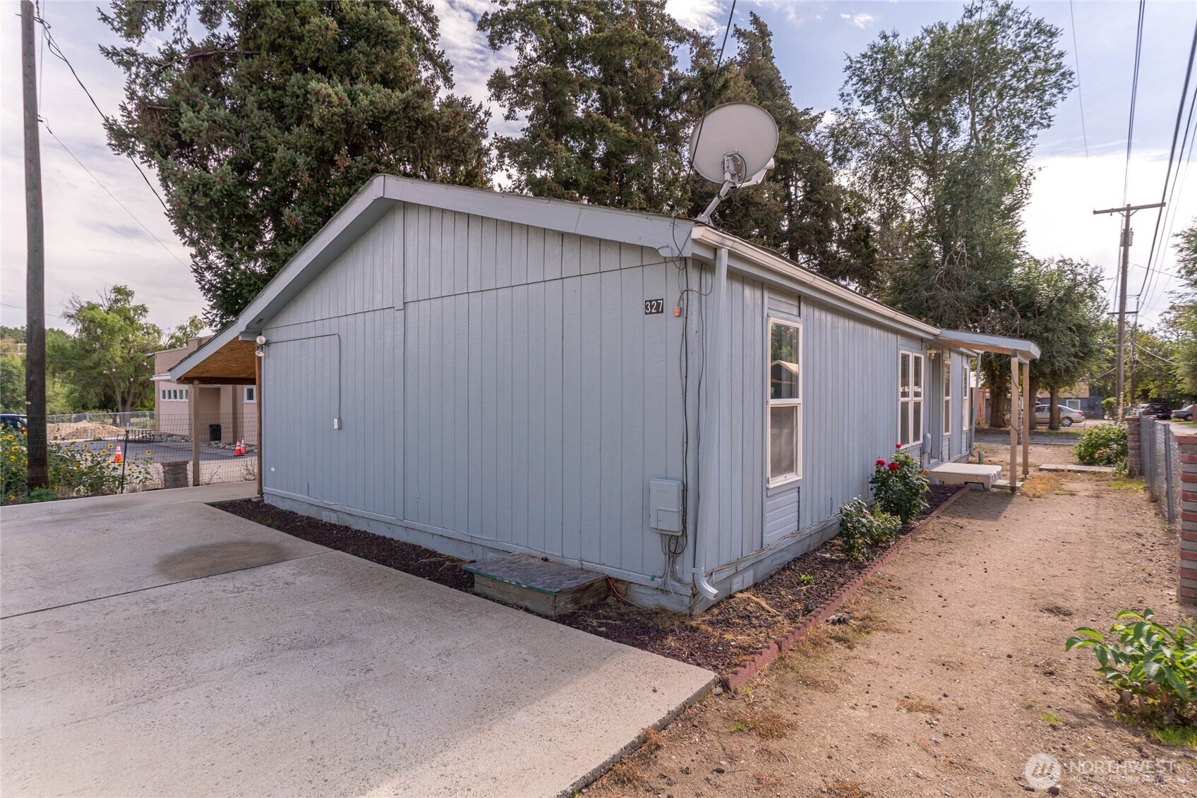 327 Easy Street Property Photo 2