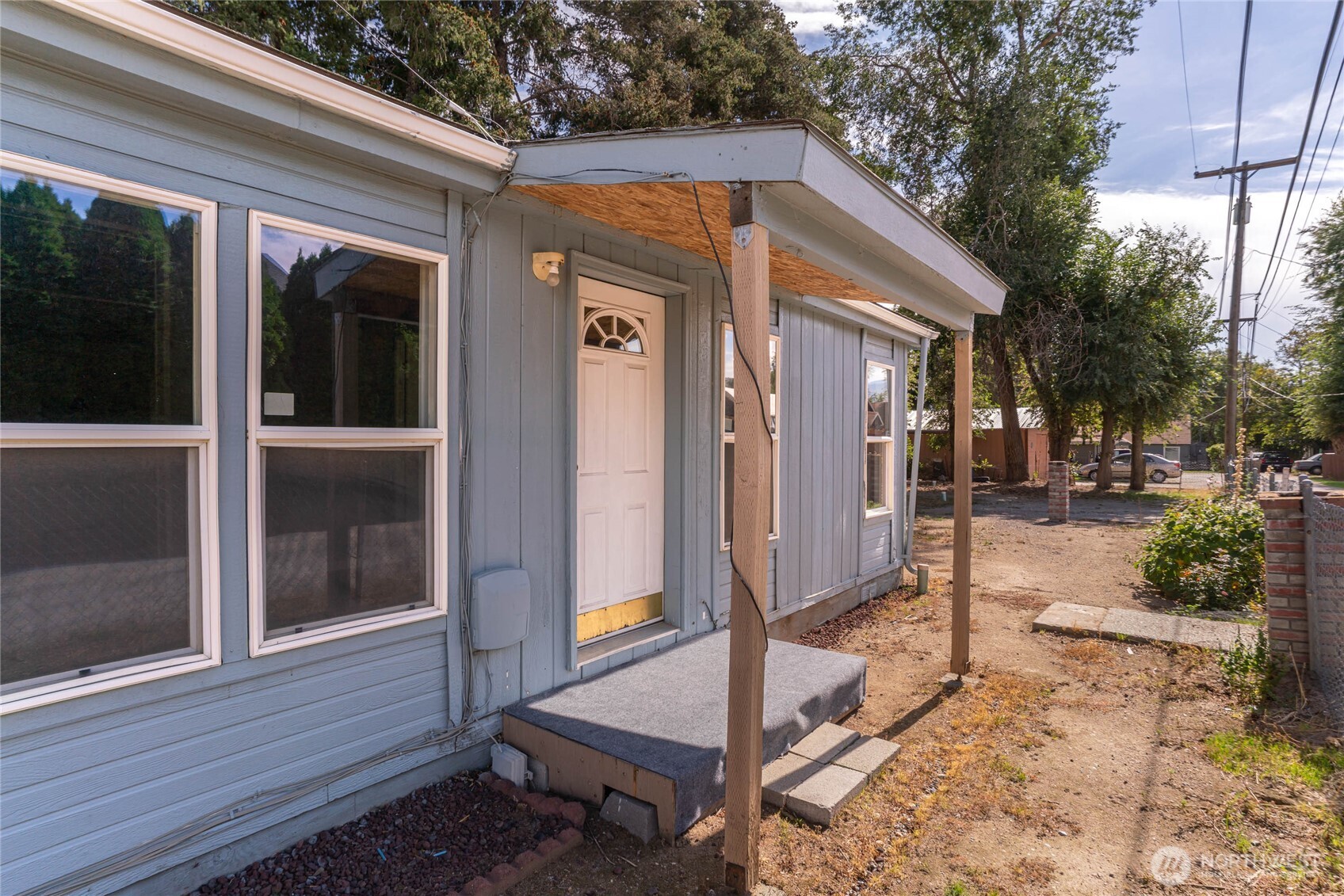 327 Easy Street Property Photo 3