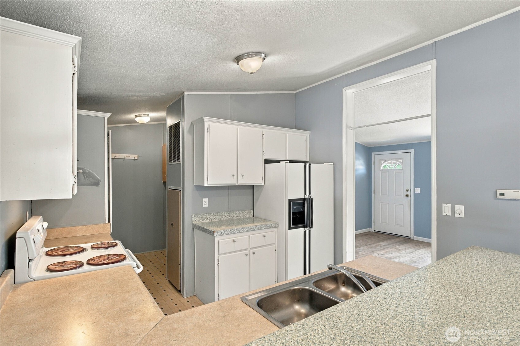 327 Easy Street Property Photo 10