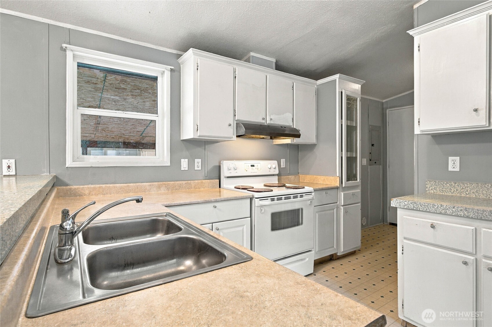 327 Easy Street Property Photo 11