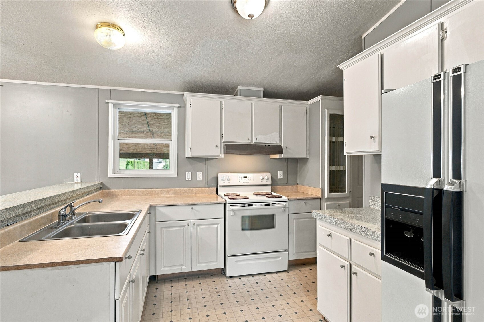 327 Easy Street Property Photo 12